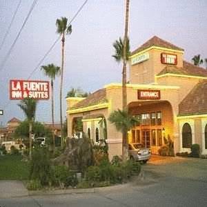 La Fuente Inn & Suites